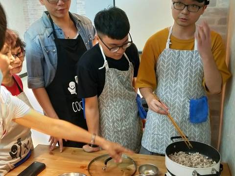畫刊粉絲在本次校外教學尾聲一同烹飪料理，現場香味四溢。