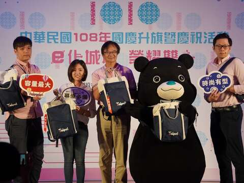 108年國慶升旗暨慶祝活動記者會 史上最大容量、跳脫單色包款 第5代嗡嗡包亮眼登場 首次加贈專屬織帶 10/10限量贈送 千萬不能錯過