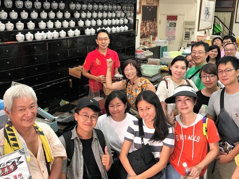 大稻埕巷弄學體驗活動參觀百年中藥店乾元參藥行。