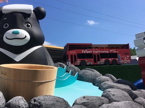 3D熊讚公仔享受北投溫泉宜人風光，雙層觀巴穿梭其間.JPG