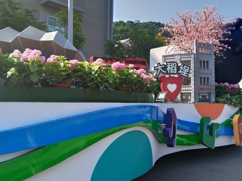 今年度臺北主題花車重現了臺北流行音樂中心與經典小鎮大稻埕