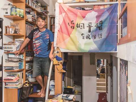 楊鈞文目前是全職爸爸,他與太太翁麗淑、3個孩子時常在家討論各種性別議題。