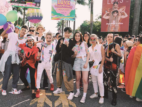 ​​​​​​​2018年的同志大遊行，《LEZS》以彩虹上身的穿搭為主題。