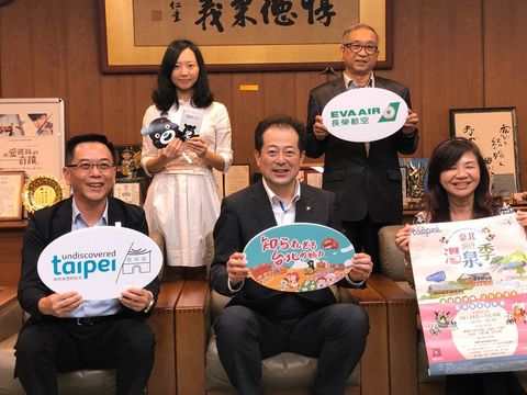 觀傳局專門委員沈永華(左前1)與松山市長野志克仁(中)一起向松山市民推廣來臺北旅遊
