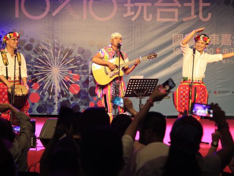 「野火樂集」細膩又高吭的嗓音魅力爆棚，在國慶花車嘉年華現場唱出屬於台灣土地的歌曲.JPG