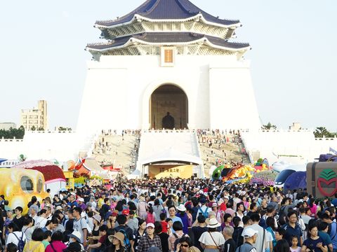 民眾擠爆中正紀念堂搶看花車、爭相拍照.JPG