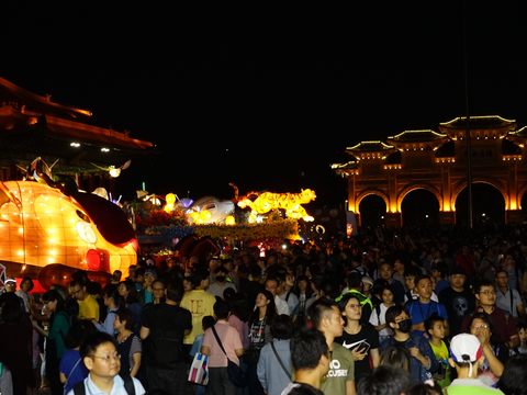 全臺23輛主題花車齊聚中正紀念堂展出，吸引民眾目光.JPG