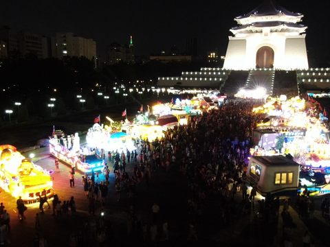 全臺23輛主題花車齊聚中正紀念堂展出，吸引眾多人潮.JPG