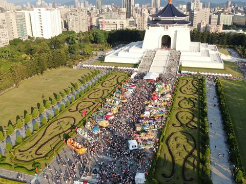 國慶日天氣晴朗，吸引許多民眾攜家帶眷前往中正紀念堂欣賞花車.JPG