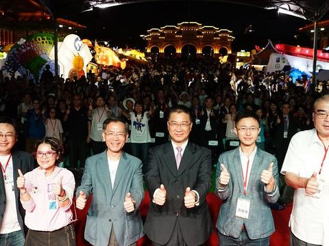臺北市政府蔡炳坤副市長、內政部徐國勇部長、移民署邱豐光署長、郭昭巖議員、侯漢廷議員及北市觀傳局劉奕霆局長與23輛主題花車及現場民眾合影.JPG