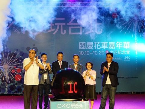 臺北市政府蔡炳坤副市長、內政部徐國勇部長、移民署邱豐光署長、郭昭巖議員、侯漢廷議員及北市觀傳局劉奕霆局長共同點亮所有花車燈光，為11天展期揭開序幕.JPG