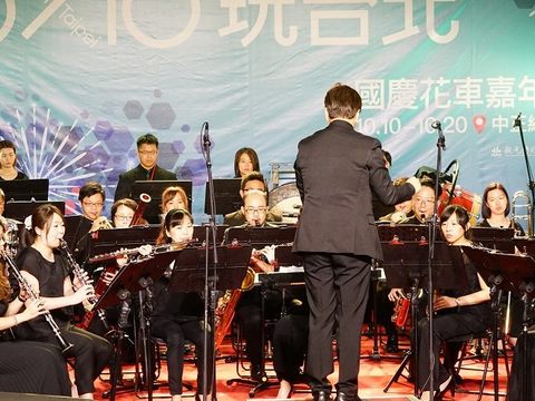 臺北市立交響樂團共襄盛舉，現場演奏經典古典樂曲，民眾沉浸在慶典氛圍中.JPG