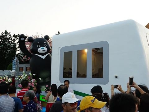 熊讚化身捷運列車長，熱情民眾爭相與熊讚花車拍照.JPG