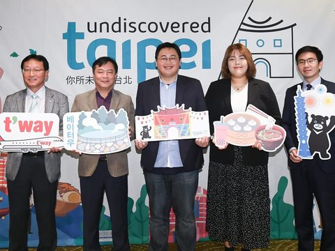 (左起)德威航空總公司代表朴本部長、大邱廣域市文化體育觀光局金浩燮局長、臺北市觀光傳播局劉奕霆局長、韓國網紅梁秀彬、外交部駐釜山林保仁副處長共同參與大邱記者會