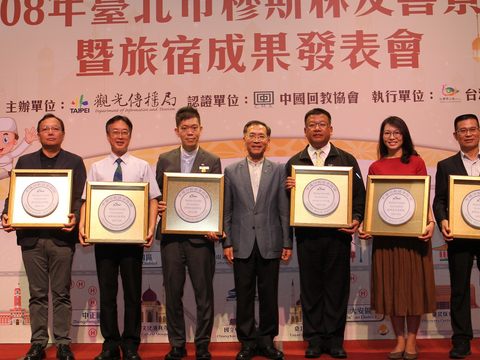 全台首創6處穆斯林友善景點與蔡炳坤副市長(中)合照，左至右依序為故宮、中正紀念堂、台北101、兒童新樂園、芝山文化生態綠園、台北探索館