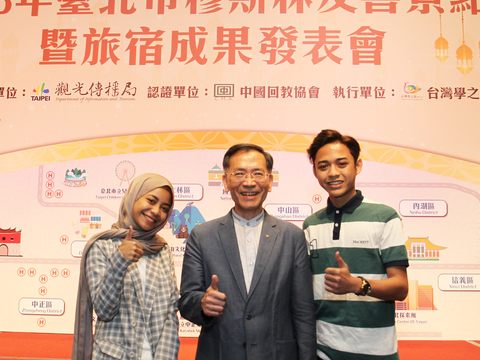 蔡炳坤副市長(中)與百萬粉絲馬來西亞穆斯林網紅Farrah_Khairina(左)、Syah_Fitri(右)合照