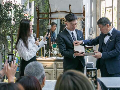 臺北市政府柯文哲市長(右1)翻開傑克與魔豆童話故事為「潮食尚．世界網紅在臺北」-Trending Tasty Taipei揭開序曲