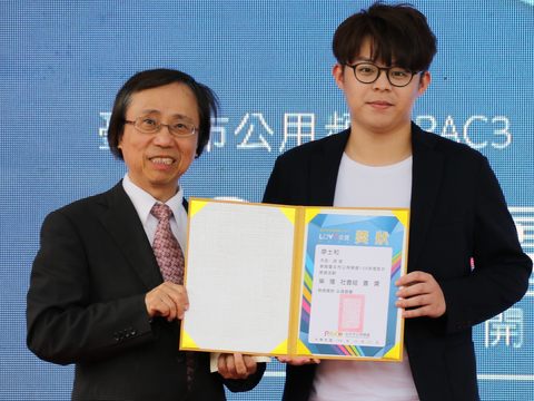 臺北市公用頻道協會理事長周志誠頒發社會組首獎得主廖士和.JPG