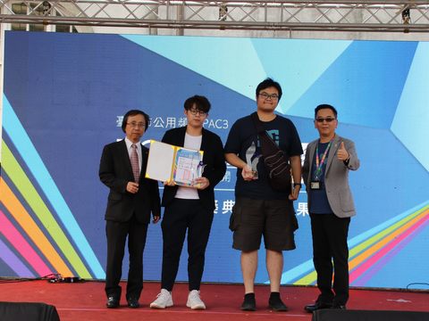 臺北市觀光傳播局專門委員沈永華及臺北市公用頻道協會理事長周志誠歡迎大家參加「LOV3臺北_從影開始」頒獎典禮與成果展.JPG