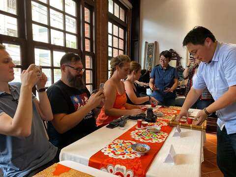 European Bloggers Visit Dadaocheng to See Historic Monuments, Sample Aromatic Tea