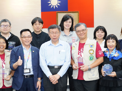 市長與得獎景點代表合影