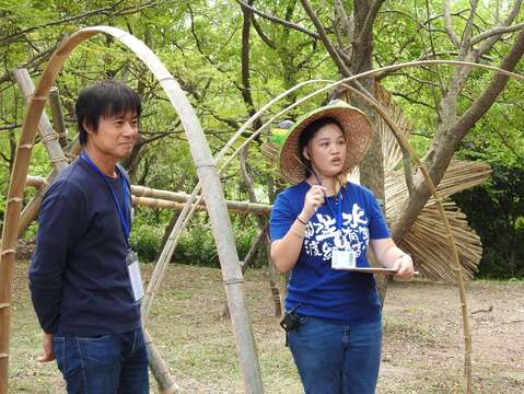 策展人介紹日本藝術家的作品台灣百合收音機