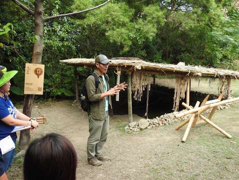 藝術家高柏森介紹其作品關渡考古學