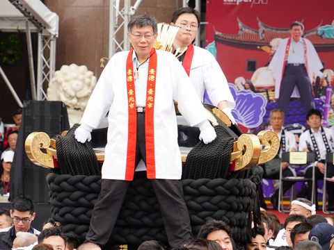 臺北市今日在市府前廣場舉辦日本松山市撞轎祈福活動，市長柯文哲特別登上大神轎為臺灣祈福