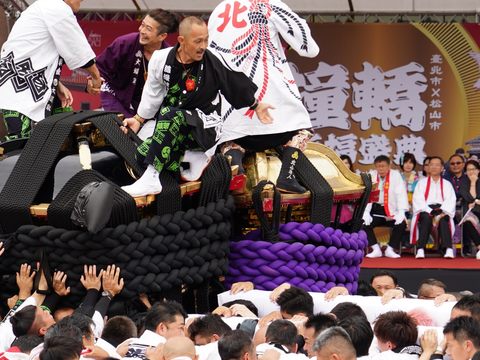 今年是臺北市與日本松山市友好交流協議簽訂滿5周年，臺北市再度邀請日本松山市大神轎來臺並在北市府前盛大演出，現場吸引許多民眾觀賞 - 複製