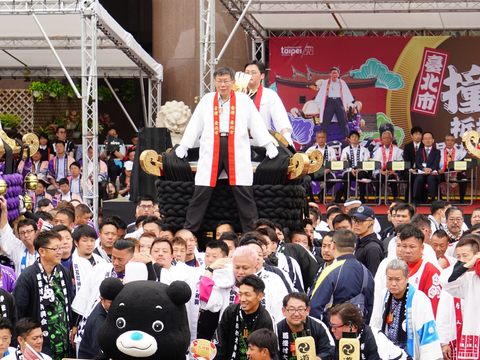 市長柯文哲率副市長蔡炳坤與觀傳局長劉奕霆一同穿上祭典專屬短掛及登轎專用鞋，分別登上3座大神轎，由百位轎夫協力扛起踩街，為臺北市民及臺灣祈福 - 複製