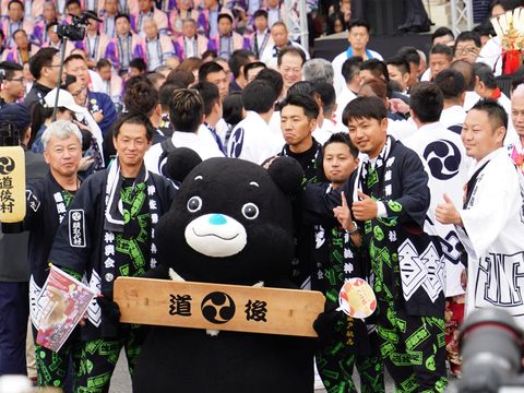 為歡迎日方遠道而來，熊讚化身啦啦隊，大跳扇子舞 - 複製
