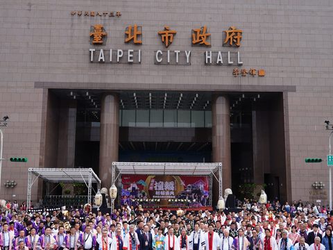 北市府今年特別邀請日本松山市3頂大神轎及約300名的轎手來臺表演，現場呈現原汁原味的撞轎盛況