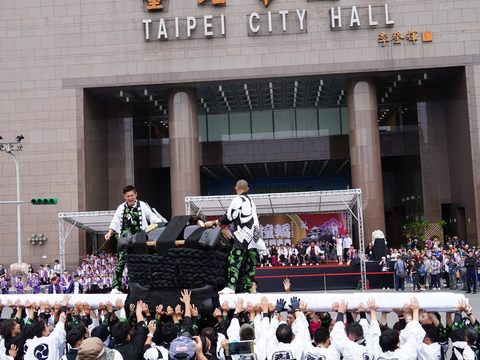 市府場日本大神轎撞轎祈福活動吸引許多民眾參觀
