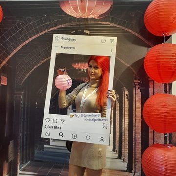 臺北大稻埕十連棟迴廊背板展區吸引外國貴賓拍照打卡