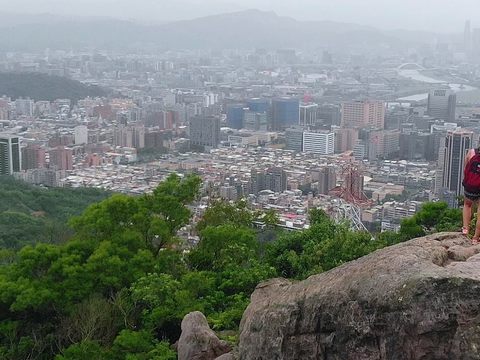 臺北便利的交通路網，讓登山步道離都市不遠.JPG