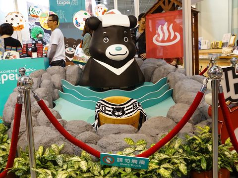 熊讚舒服泡溫泉推廣秋冬旅遊與經典小鎮-北投旅遊景點