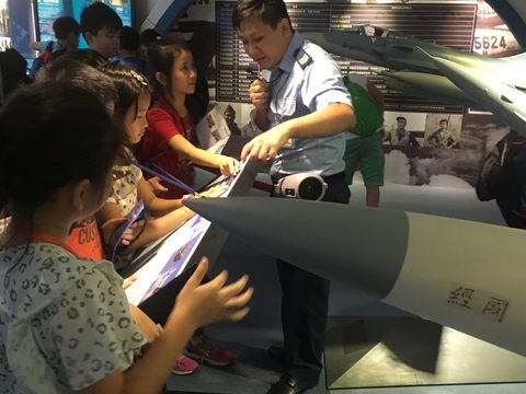 台北探索館小志工研習營參觀國防部空軍司令部部史館由黃文科上士班長擔任導覽.JPG