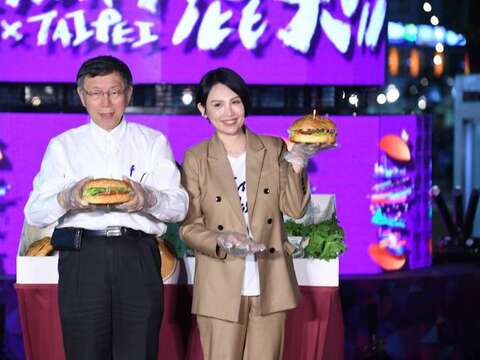 柯文哲與魏如萱聯手製作漢堡，為臺北跨年活動揭開序幕。