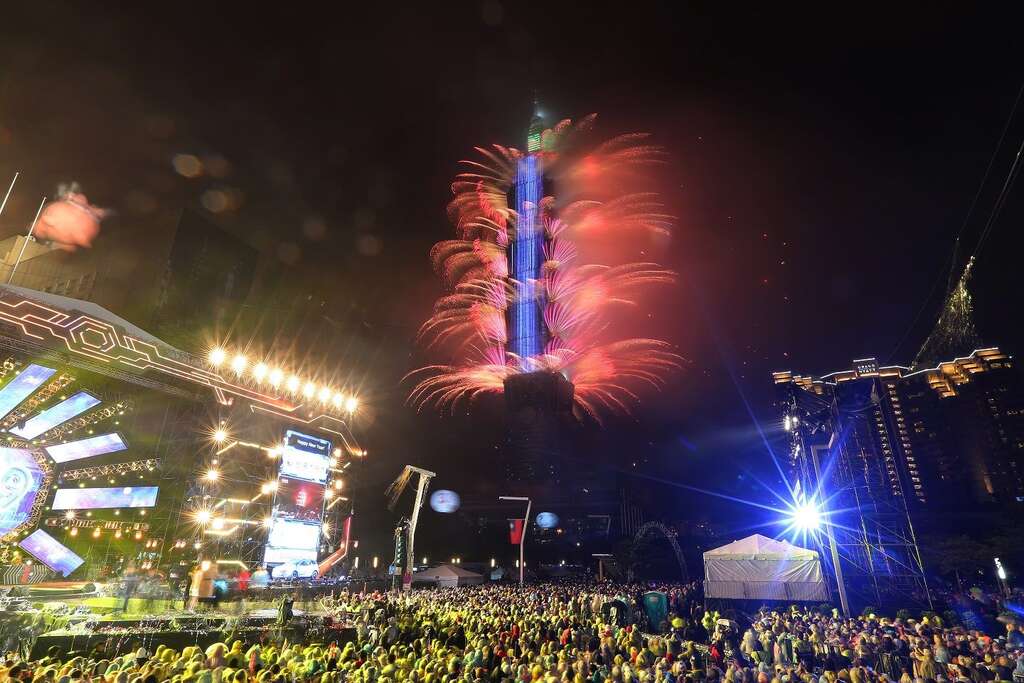 今年北市跨年煙火大秀長達360秒，除搭配多項主題的逗趣動畫，配樂部分更與知名大師林強、希望兒童合唱團等合作。