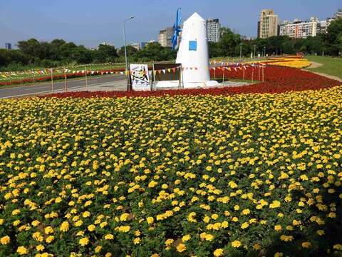 古亭河濱公園有許多多充滿異國情調的裝置藝術