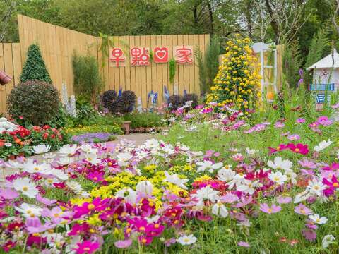 「早點回家」以懷舊復古庭園景觀風格為基調，把等待的窗、時間的牆、家等元素，融合各式植物妝點，營造出溫暖家的意象
