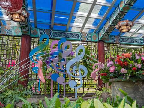 「菊來傳情-愛的禮讚」各式色彩繽紛的菊花搭配音符，讓人隨著音樂盪漾在幸福花園裡