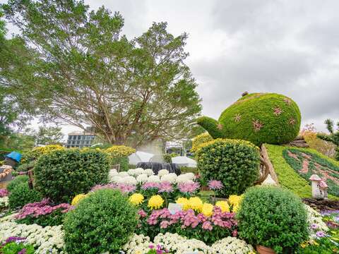 「爺爺泡的茶」以高3.4米的茶壺綠雕及造型菊、懸崖菊及菊科草花呈現歌詞意象