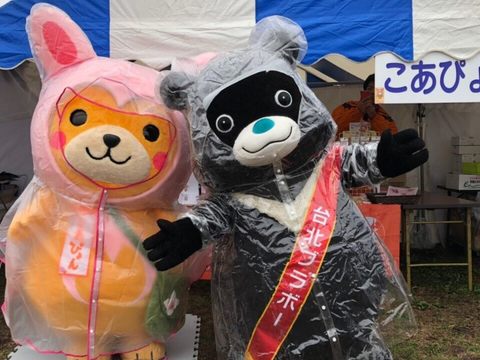 熊讚參加日本「世界キャラクターさみっとin羽生」(日本羽生吉祥物高峰展會)，交到新朋友こあぴょん