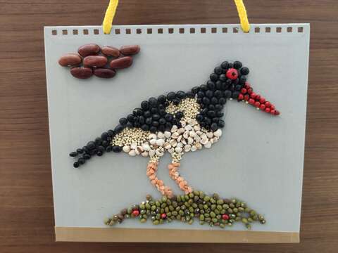 親子DIY做桌曆貼鳥拼創意作品。