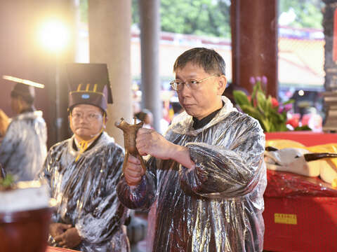 孔子誕辰釋奠典禮01-市長擔任釋奠典禮正獻官獻爵
