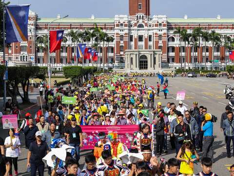 臺北客家義民嘉年華2：挑擔奉飯隊伍行經凱達格蘭大道