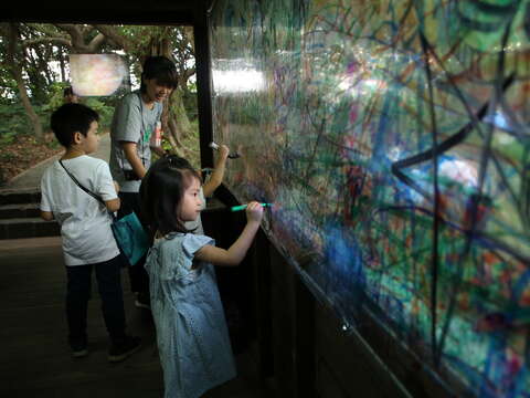 小朋友將觀察到的東西畫在泰國藝術家Anusorn的作品上