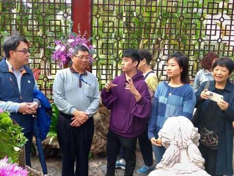 何智文先生解說著「菊來傳情-愛的禮讚」設計理念(照片出自錫瑠環境綠化基金會)