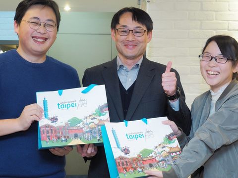 臺北市政府觀光傳播局致贈特色伴手禮給來訪的修學旅行師生